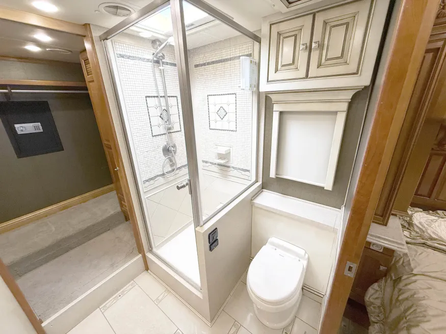 2013 Tiffin Zephyr | Photo 17 of 32