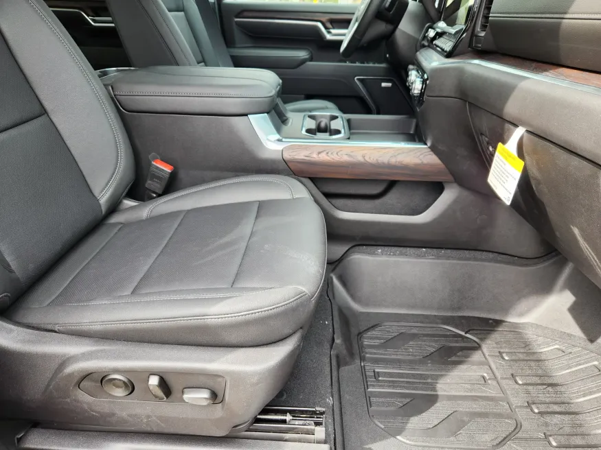 2025 GMC Sierra 2500HD SLT | Photo 18 of 32