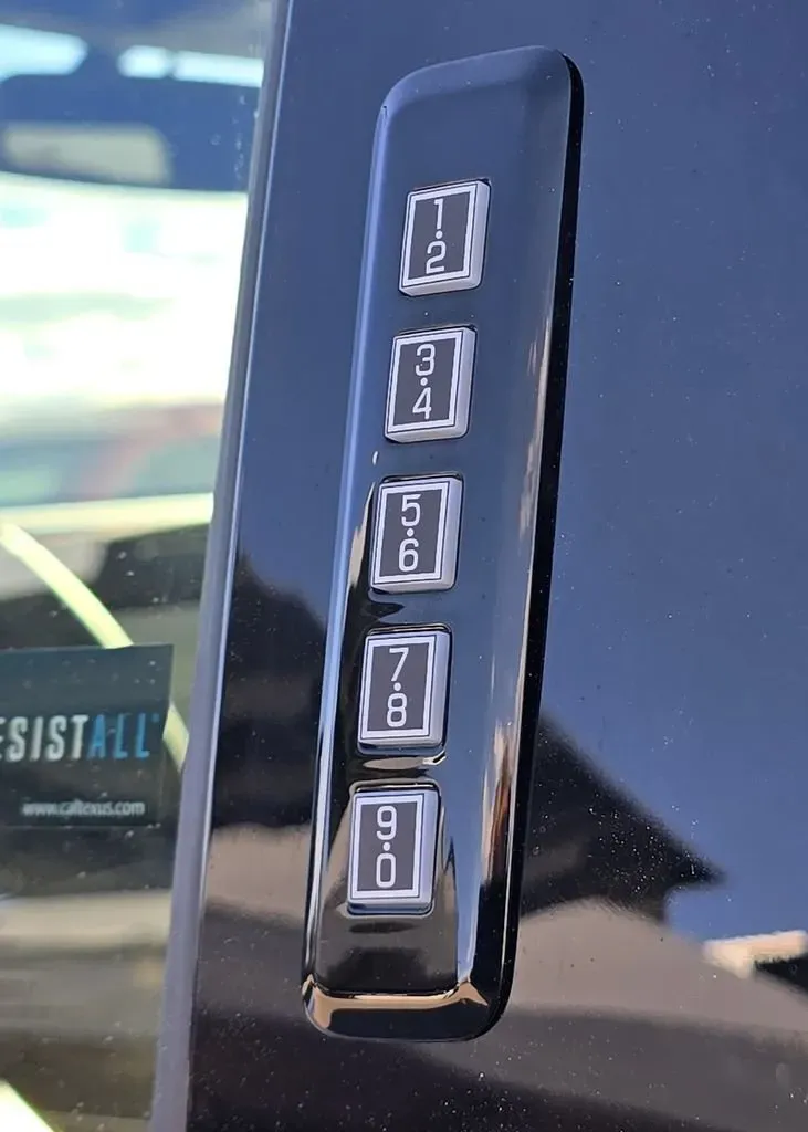 2026 Ford Super Duty F-350 | Photo 13 of 33