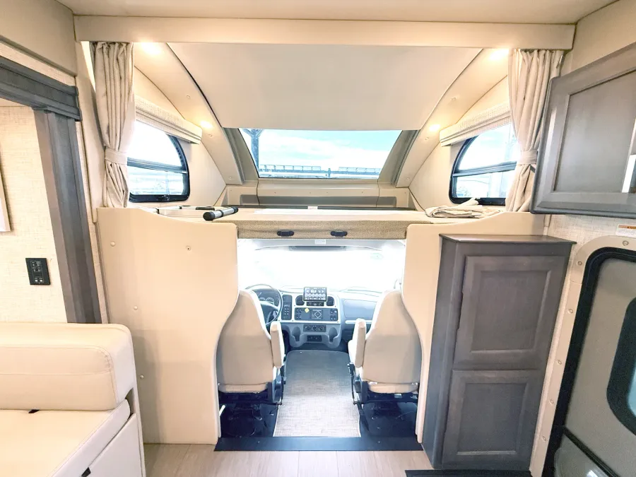 2023 Thor Inception 38MX | Photo 3 of 45