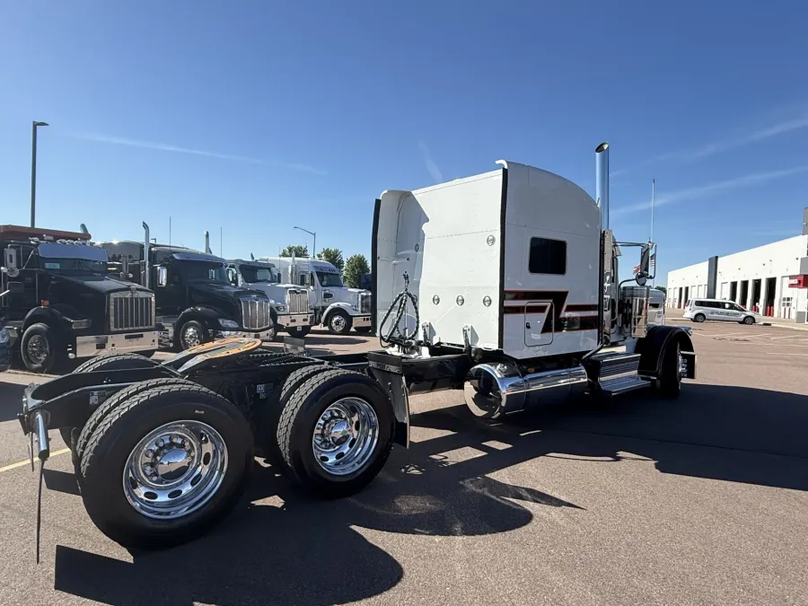 2023 Peterbilt 389 | Photo 4 of 12