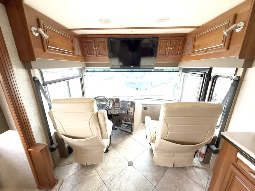 2010 Itasca Ellipse 42AD | Photo 5 of 29