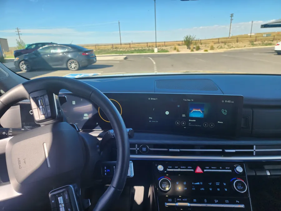 2024 Hyundai Santa Fe Limited | Photo 18 of 30