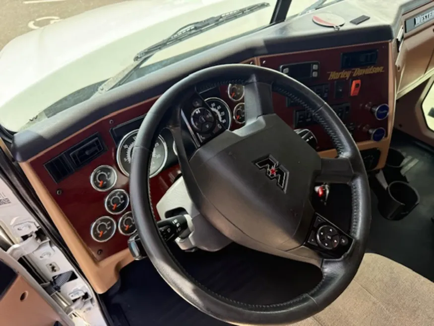 2022 Western Star 5700XE | Photo 9 of 16