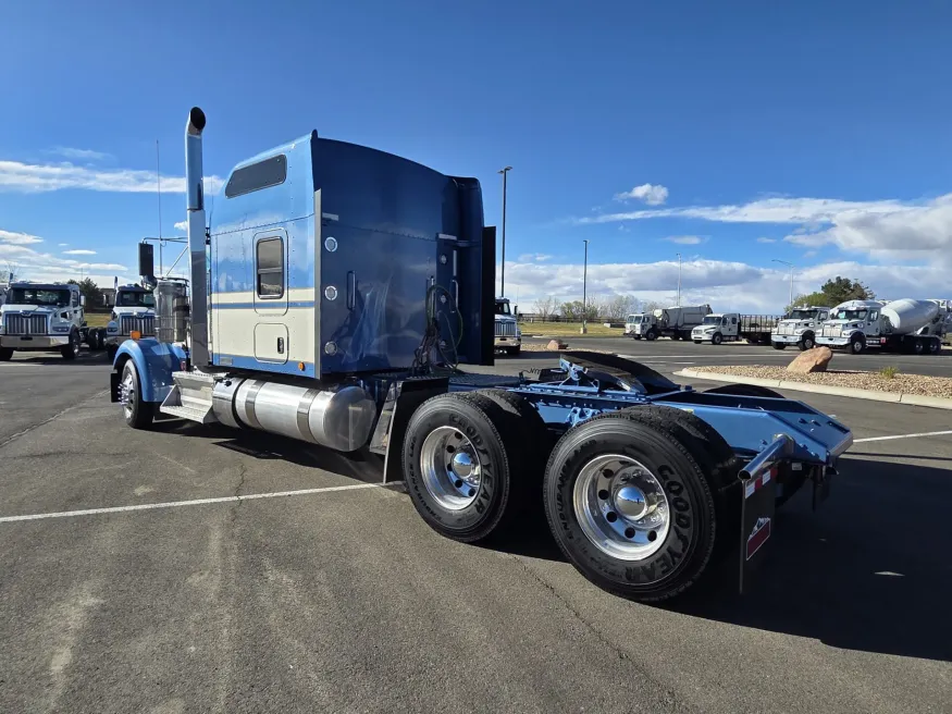 2026 Kenworth W900 | Photo 9 of 17