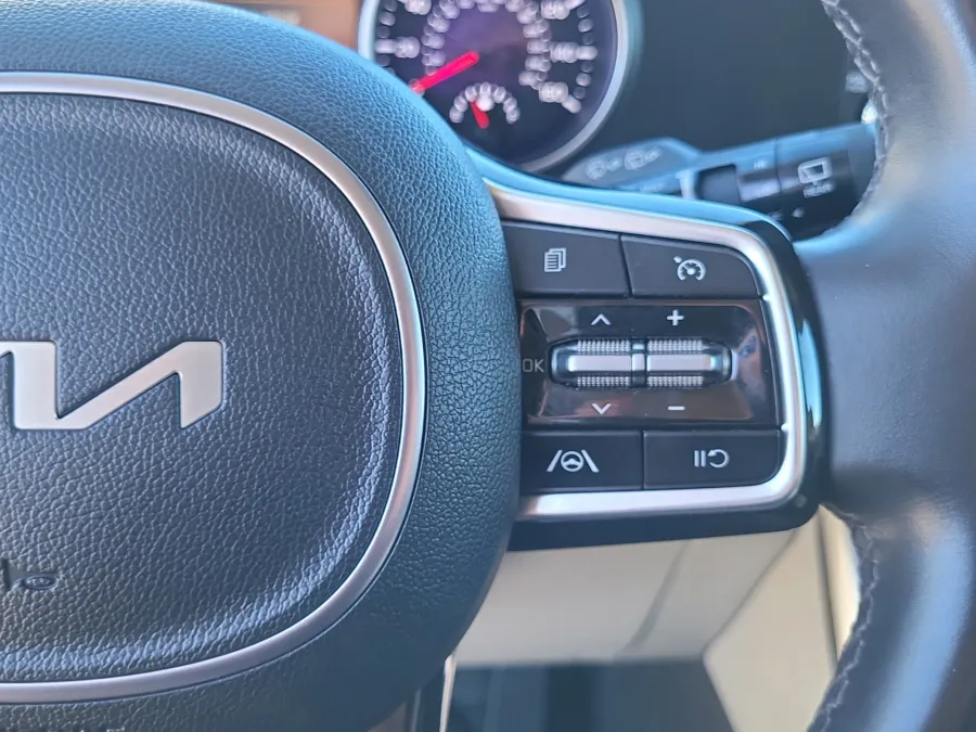 2024 Kia Carnival LX | Photo 12 of 22