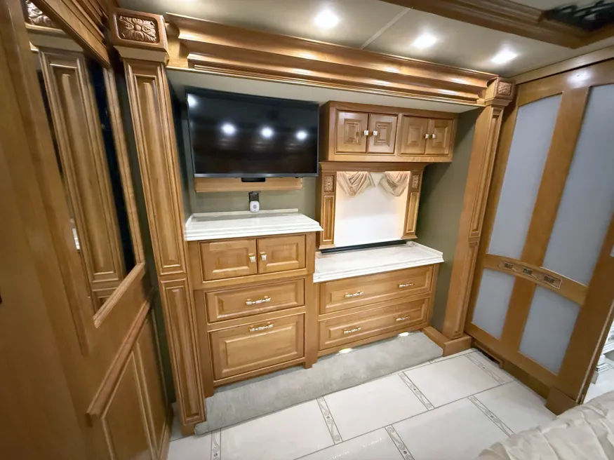 2013 Tiffin Zephyr | Photo 15 of 32