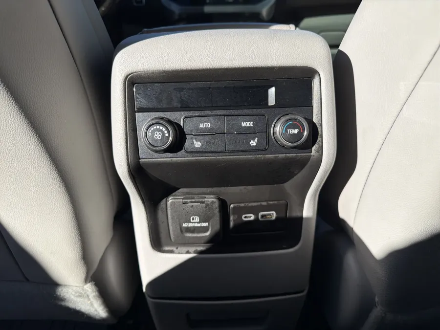 2021 GMC Acadia SLT | Photo 12 of 24