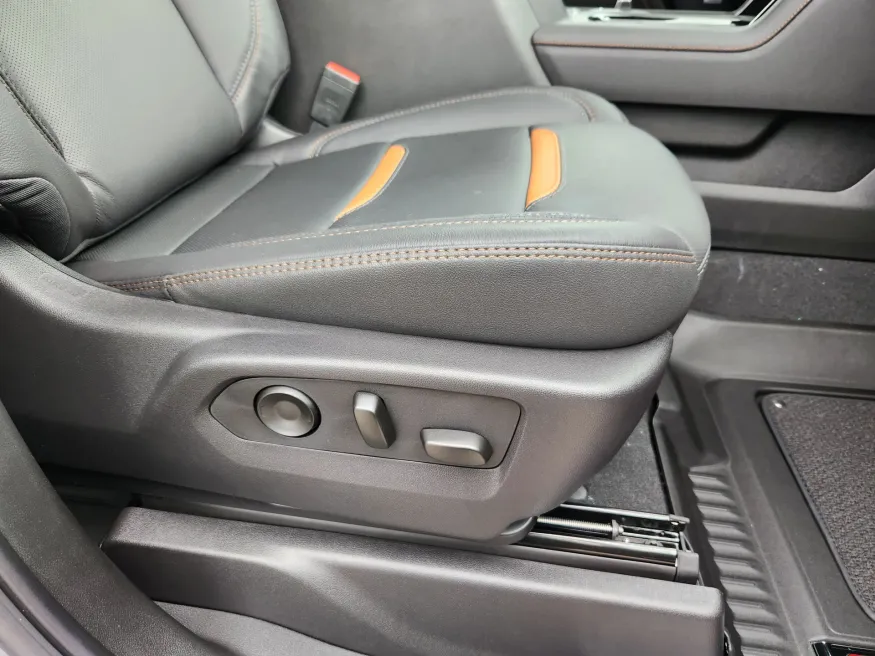 2025 GMC Sierra 2500HD AT4 | Photo 18 of 31