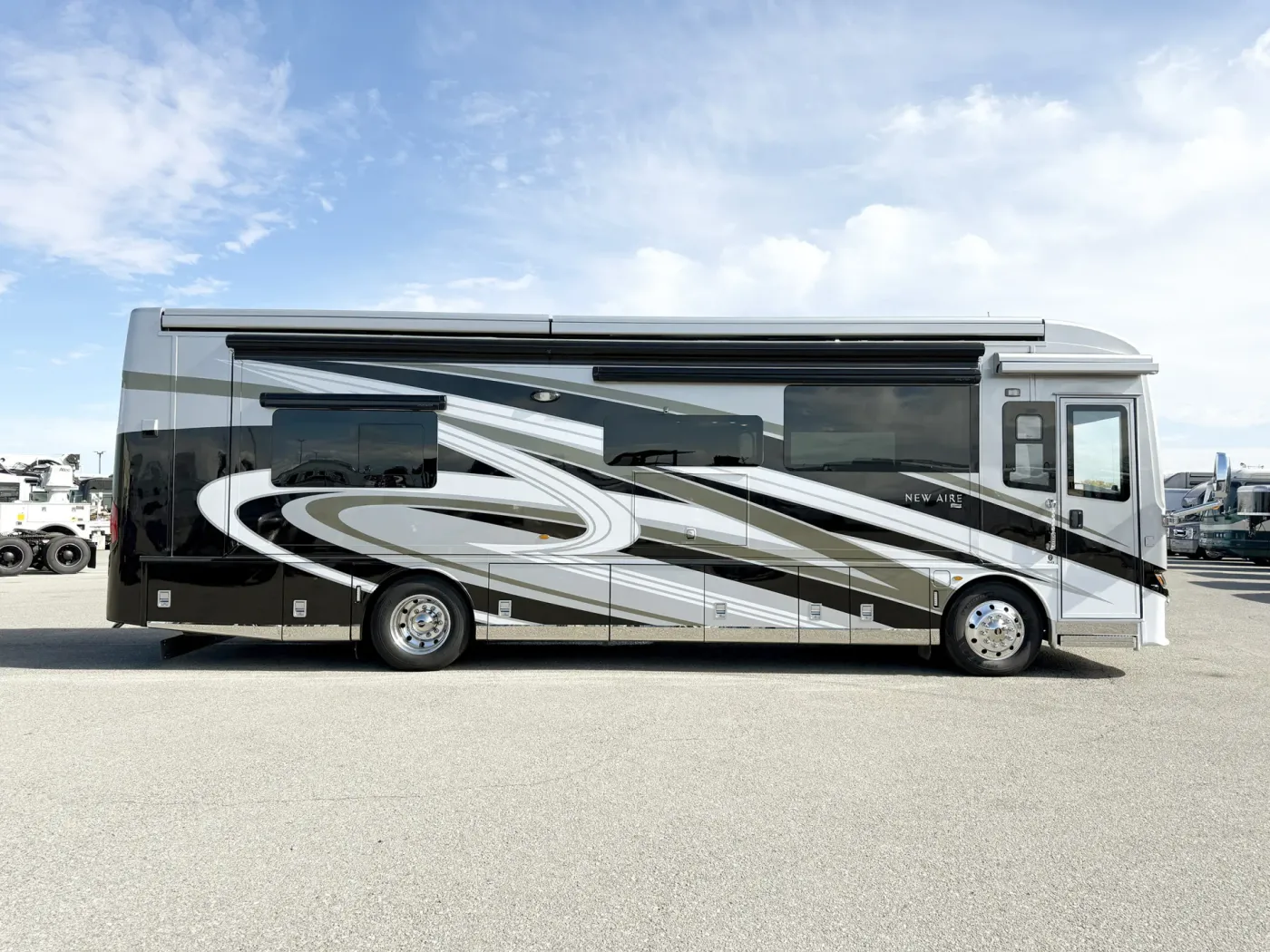 2022 Newmar New Aire 3543 | Photo 3 of 31