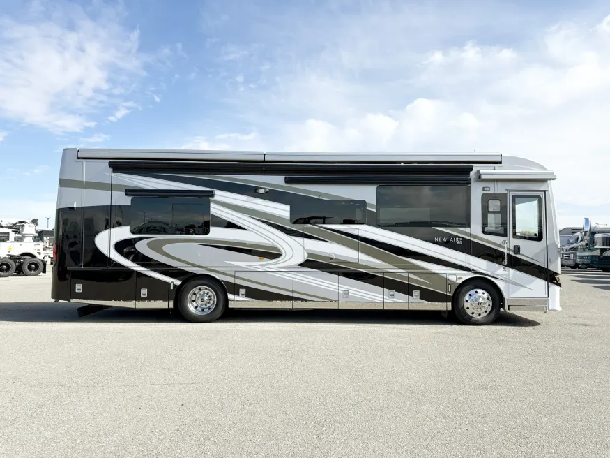 2022 Newmar New Aire 3543 | Photo 3 of 31