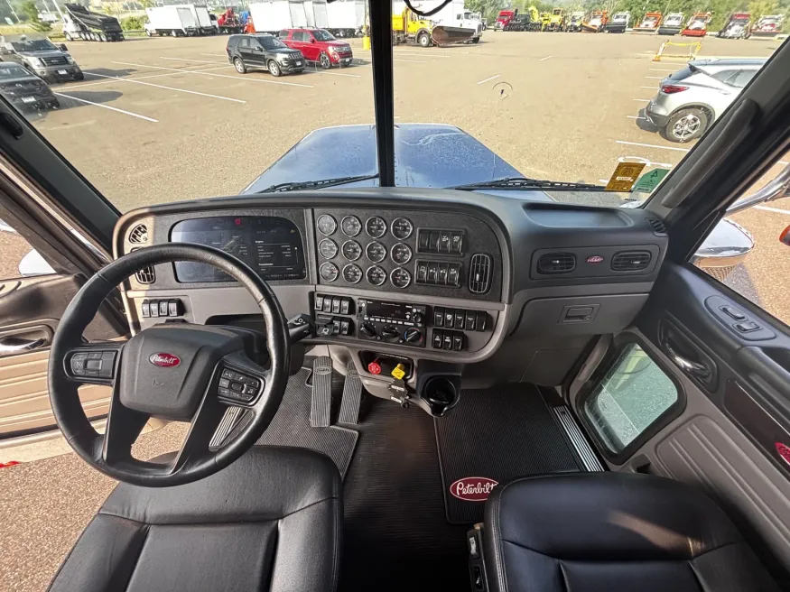 2022 Peterbilt 389 | Photo 12 of 18