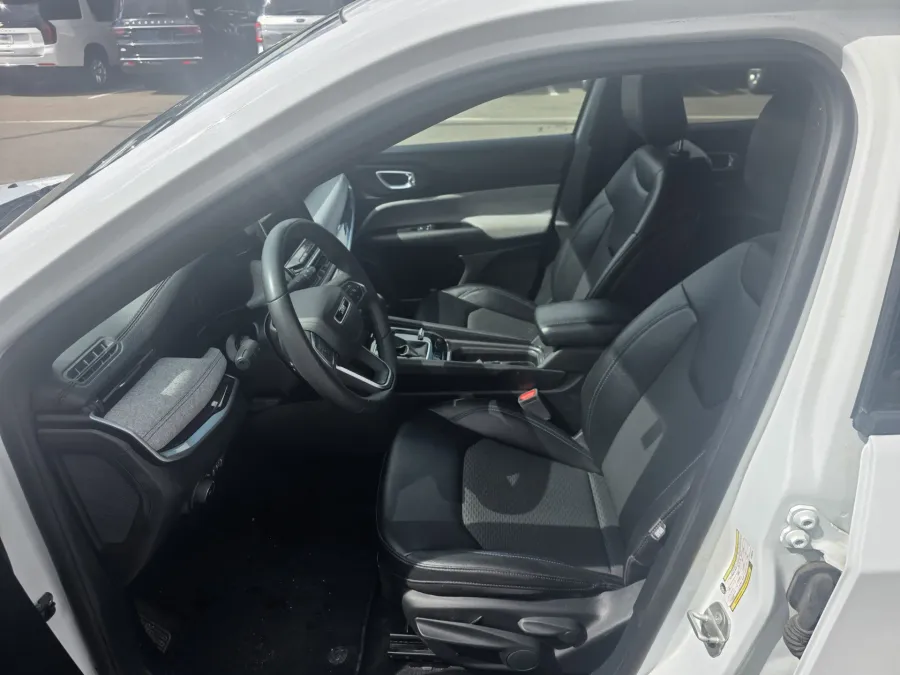 2024 Jeep Compass Latitude | Photo 10 of 21