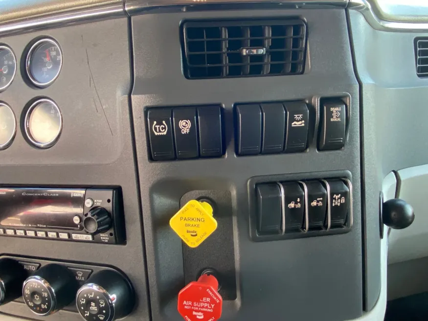 2022 Peterbilt 567 | Photo 12 of 25