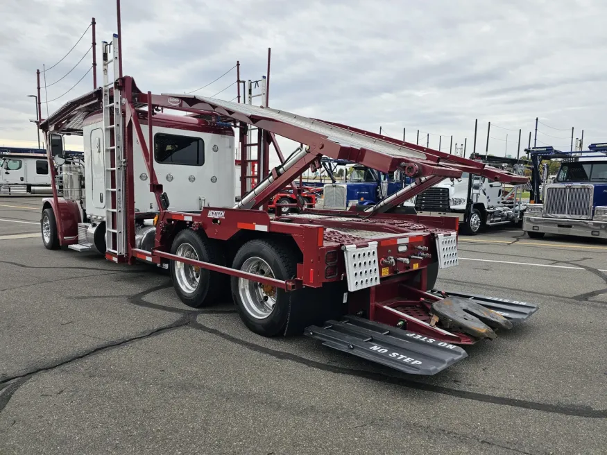 2023 Peterbilt 389 | Photo 7 of 21