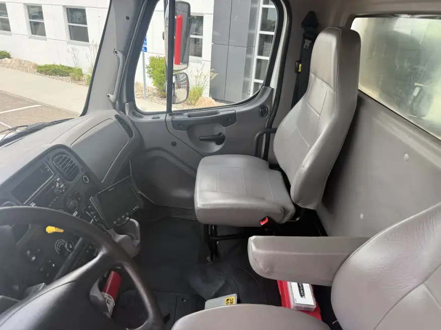 2019 Freightliner M2 106 | Photo 10 of 12