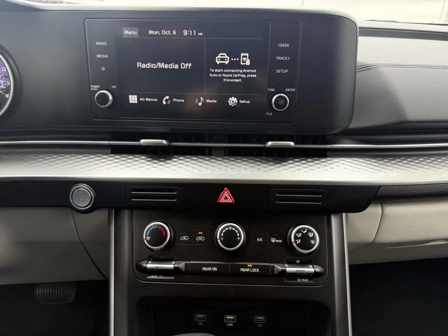 2024 Kia Carnival LX | Photo 16 of 21