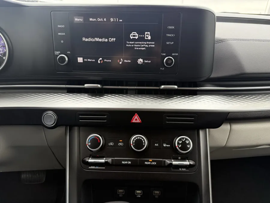 2024 Kia Carnival LX | Photo 16 of 21