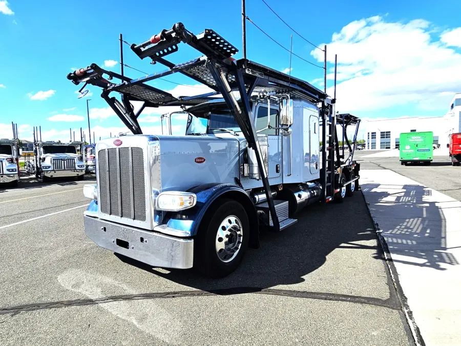 2017 Peterbilt 389 | Photo 1 of 26