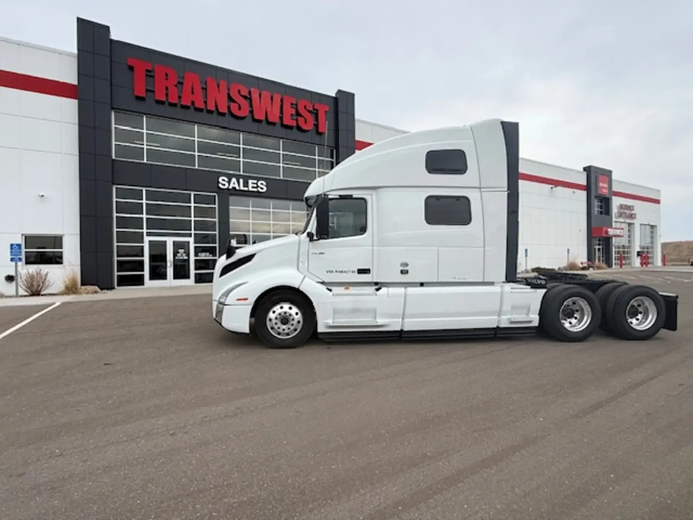 2024 Volvo VNL | Photo 2 of 18