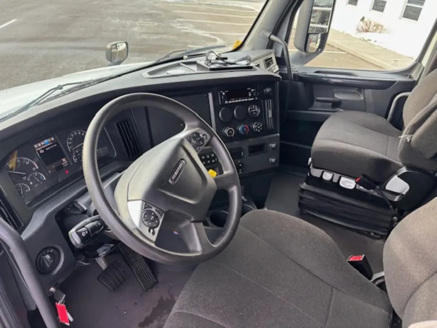 2024 Freightliner Cascadia | Photo 10 of 16