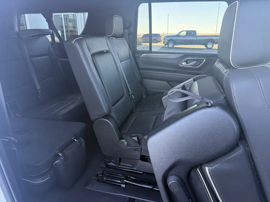 2024 GMC Yukon XL SLT | Photo 10 of 20