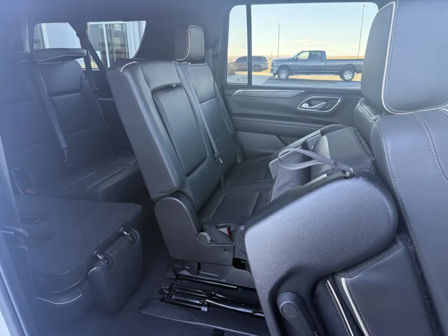 2024 GMC Yukon XL SLT | Photo 10 of 20