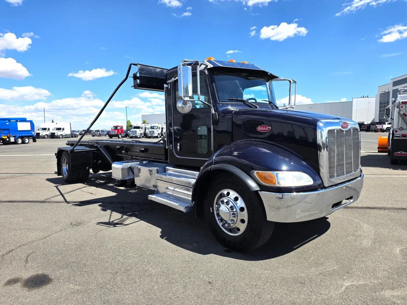 2022 Peterbilt 337 | Photo 3 of 23