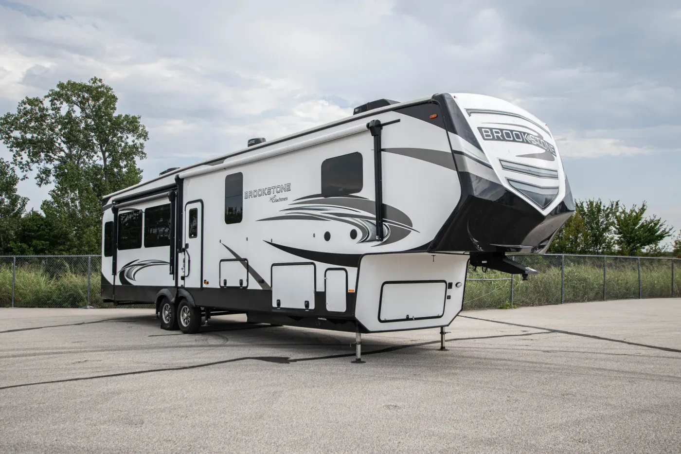 2022 Coachmen Brookstone 398MBL | Photo 5 of 27