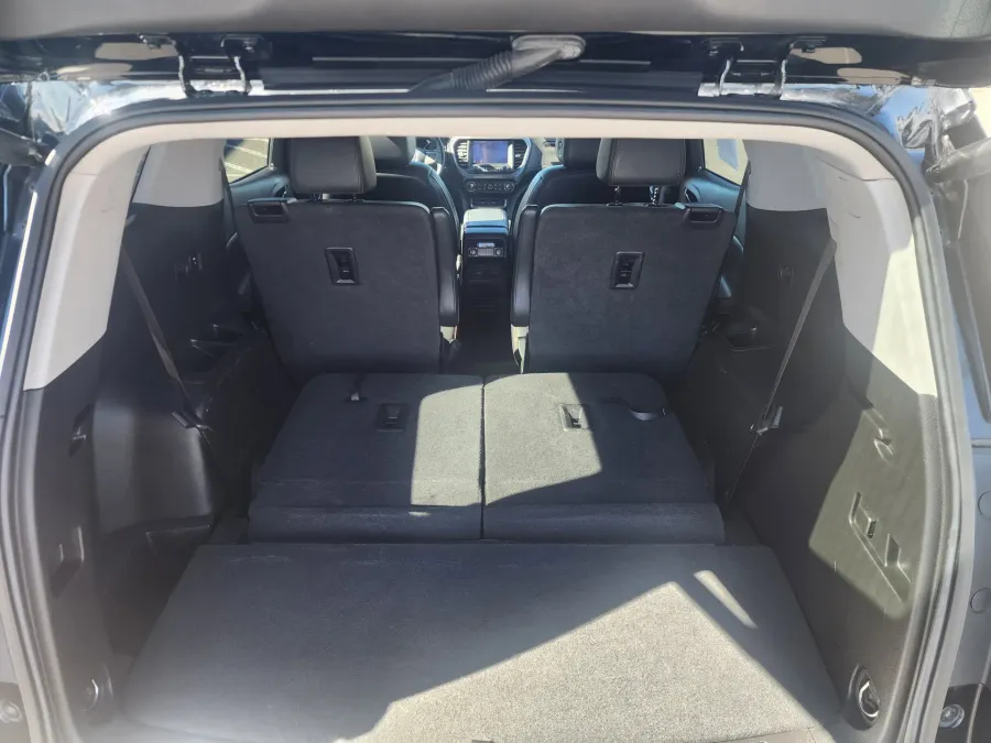 2023 GMC Acadia AT4 | Photo 13 of 29