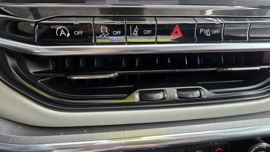 2024 Jeep Compass | Photo 21 of 29