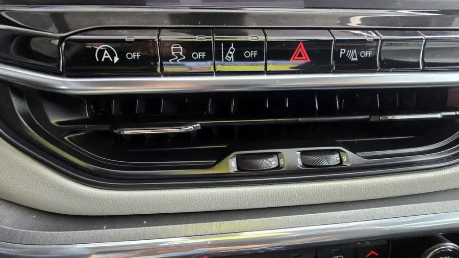 2024 Jeep Compass | Photo 21 of 29