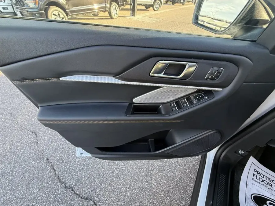 2026 Ford Explorer | Photo 14 of 32