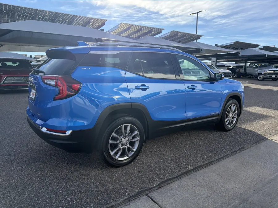 2024 GMC Terrain SLT | Photo 4 of 22