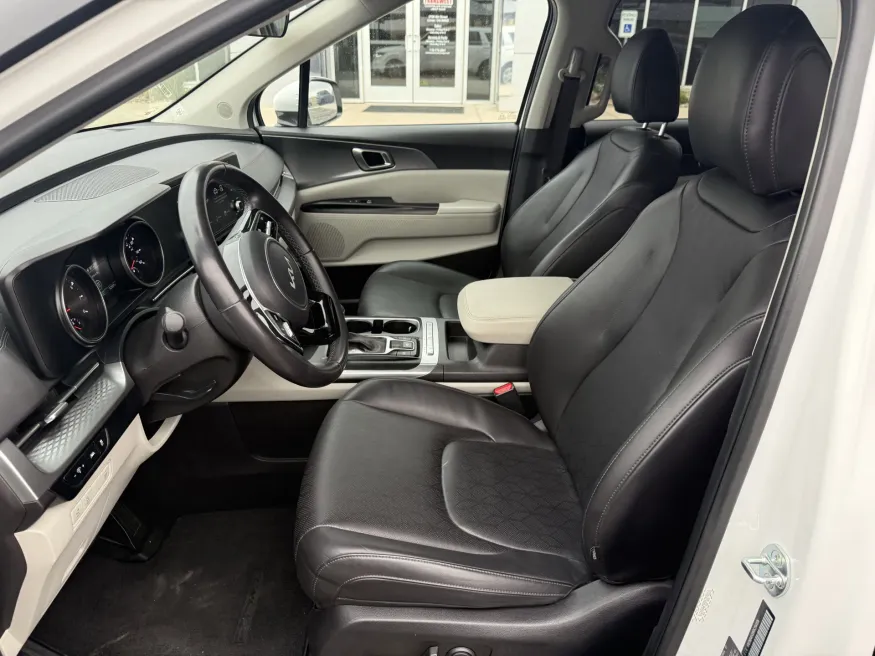 2024 Kia Carnival LX | Photo 15 of 21