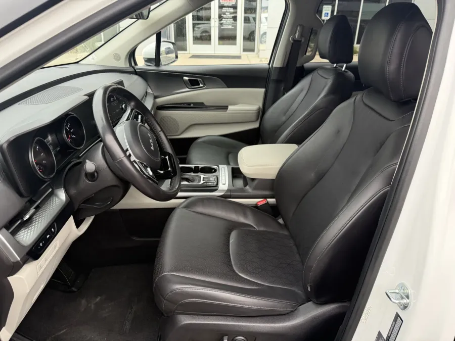 2024 Kia Carnival LX | Photo 15 of 21