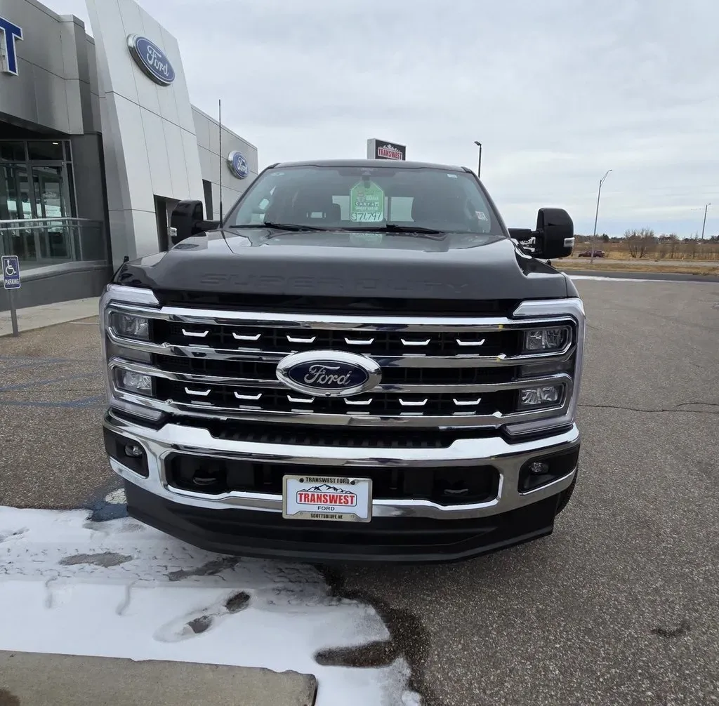 2025 Ford F-250 | Photo 2 of 31