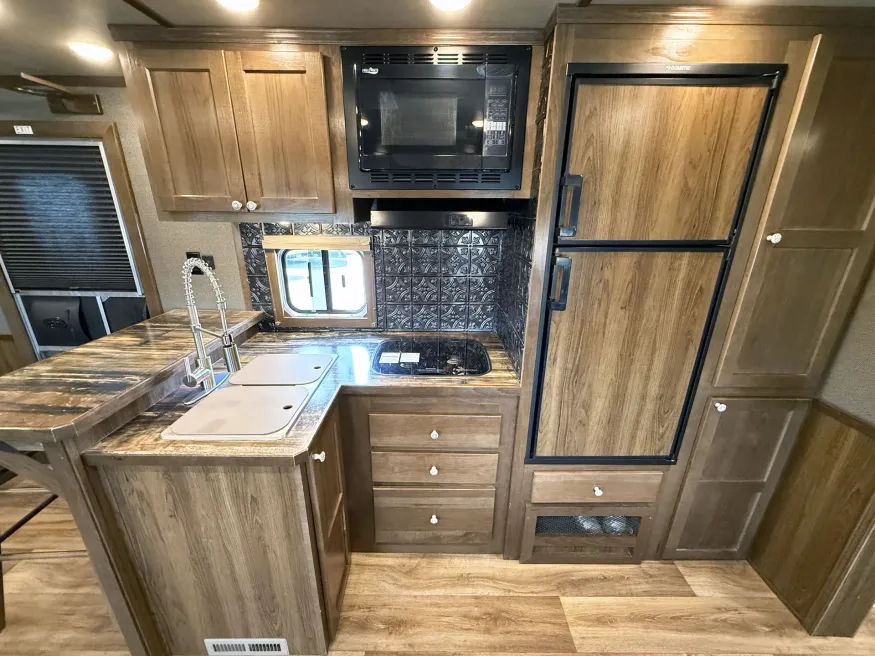 2021 SMC Stock LQ | Photo 9 of 23