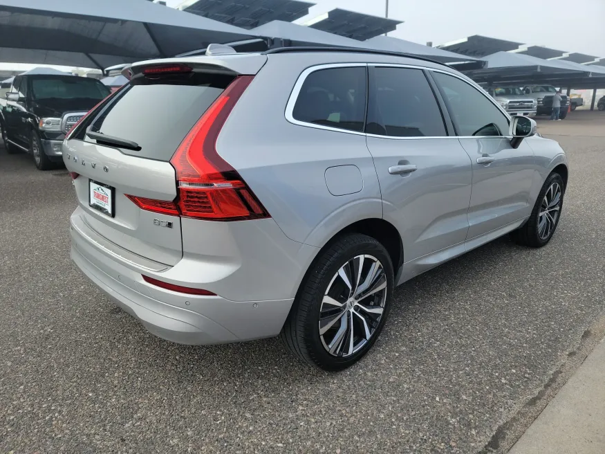 2022 Volvo XC60 Momentum | Photo 6 of 19