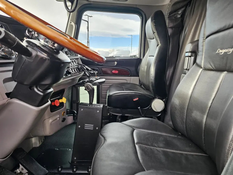 2018 Peterbilt 389 | Photo 9 of 20