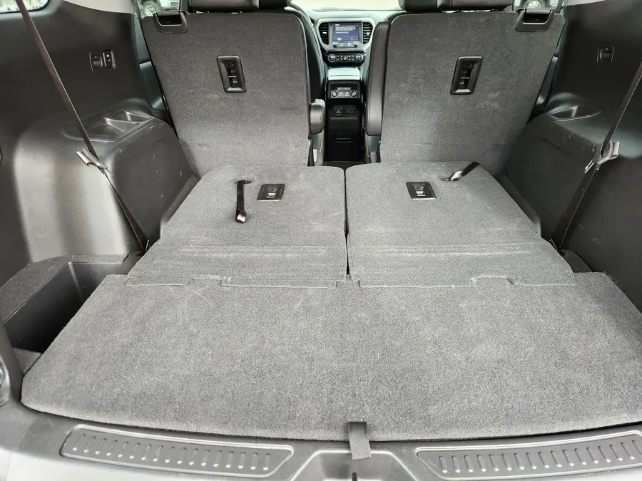 2023 GMC Acadia AT4 | Photo 12 of 27