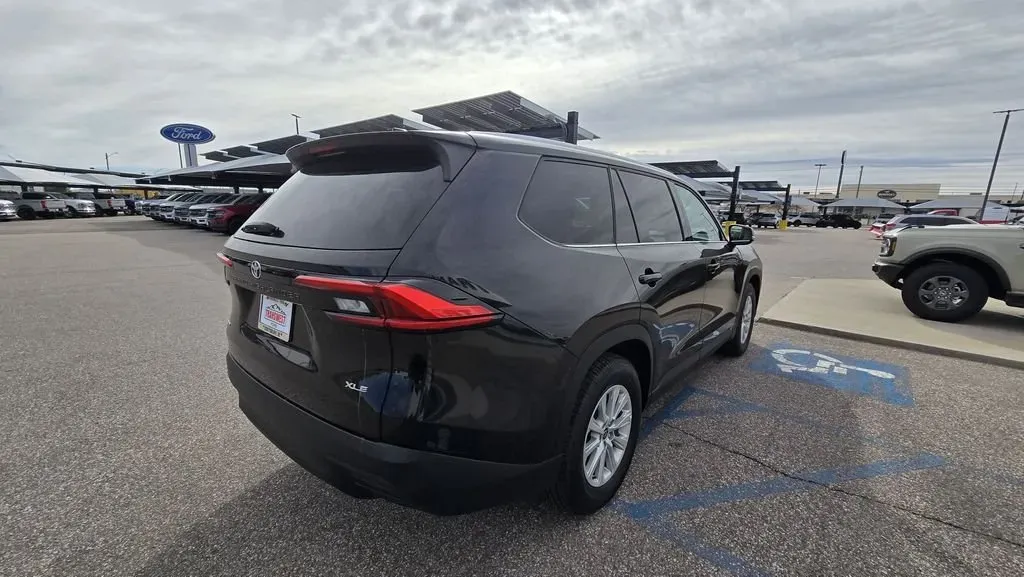 2024 Toyota Grand Highlander | Photo 5 of 26