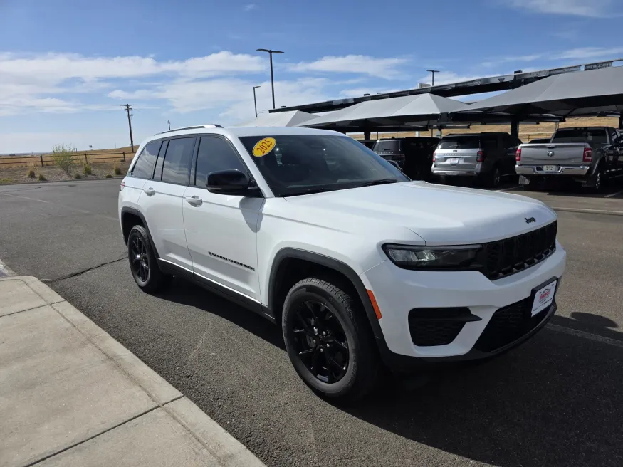 2025 Jeep Grand Cherokee Altitude | Photo 5 of 31