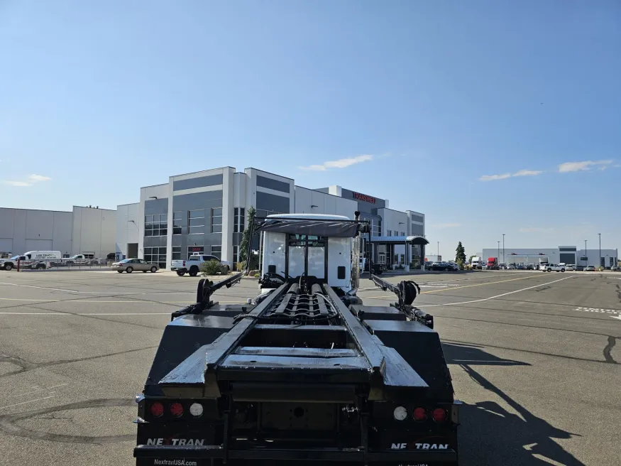 2024 Peterbilt 567 | Photo 7 of 19