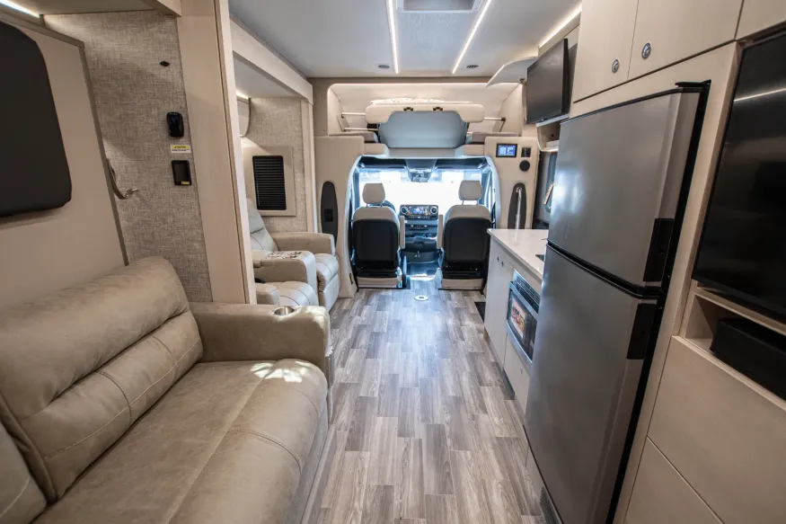 2026 Tiffin Wayfarer 25XRW | Photo 10 of 24