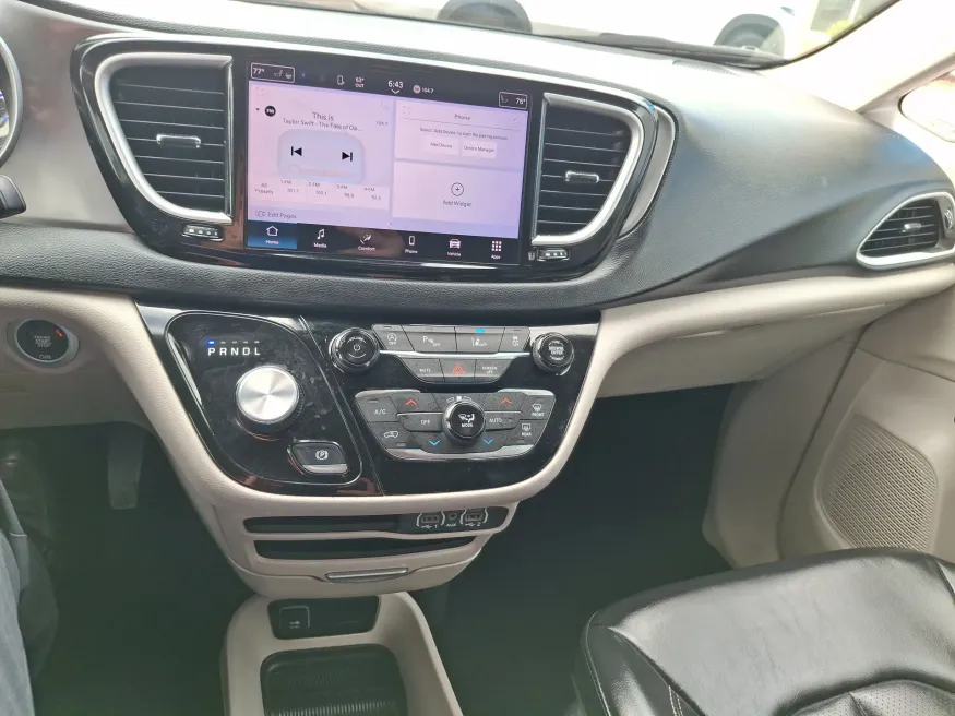 2023 Chrysler Pacifica Touring L | Photo 20 of 23