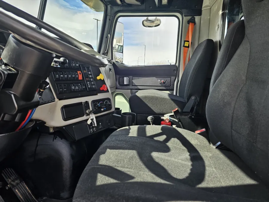 2017 Western Star 4700SB | Photo 11 of 17