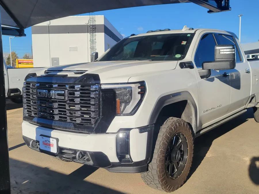 2025 GMC Sierra 3500HD Denali Ultimate | Photo 1 of 5