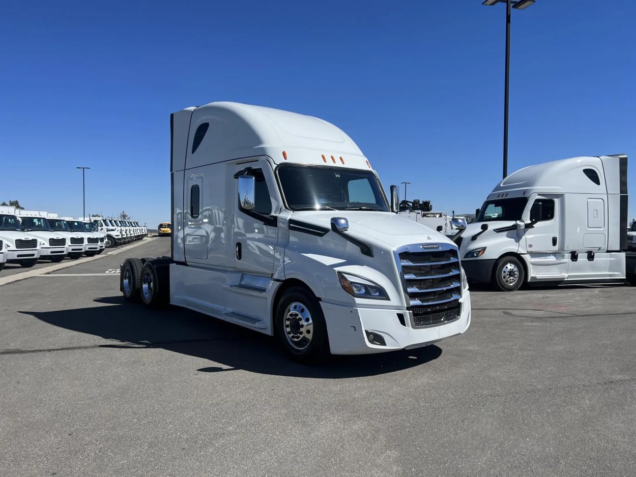 2022 Freightliner Cascadia 126 | Photo 2 of 14