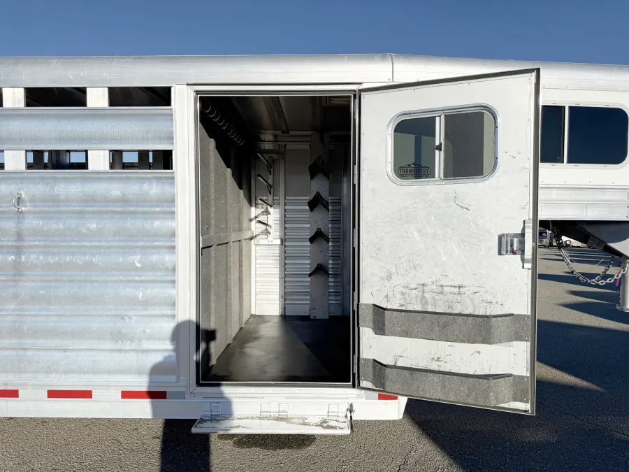 2020 Platinum Coach 5HGN | Photo 3 of 15